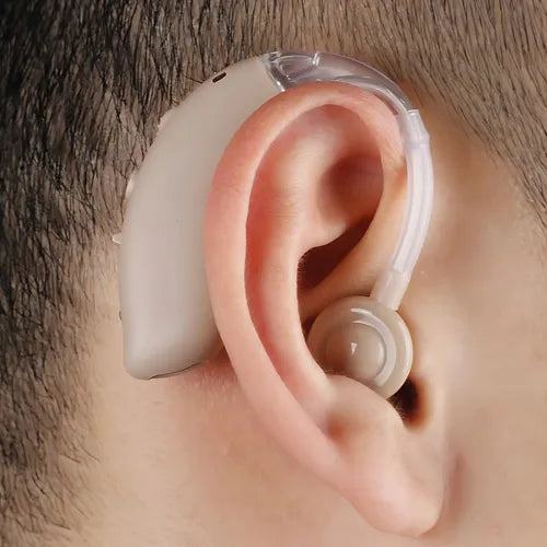 Dispositivo auditivo invisible Claryon™ para mejorar la claridad de las voces en conversaciones y reuniones.