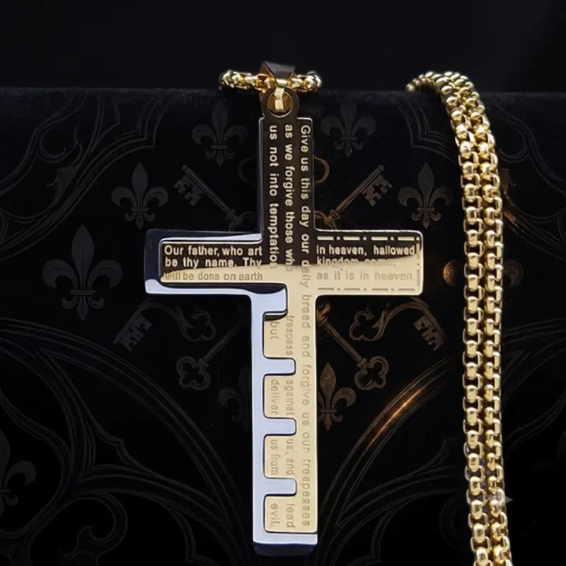 Cruz del Padre Nuestro Élite Luxe en acero inoxidable color dorado, con diseño grabado y acabado minimalista premium para hombre.