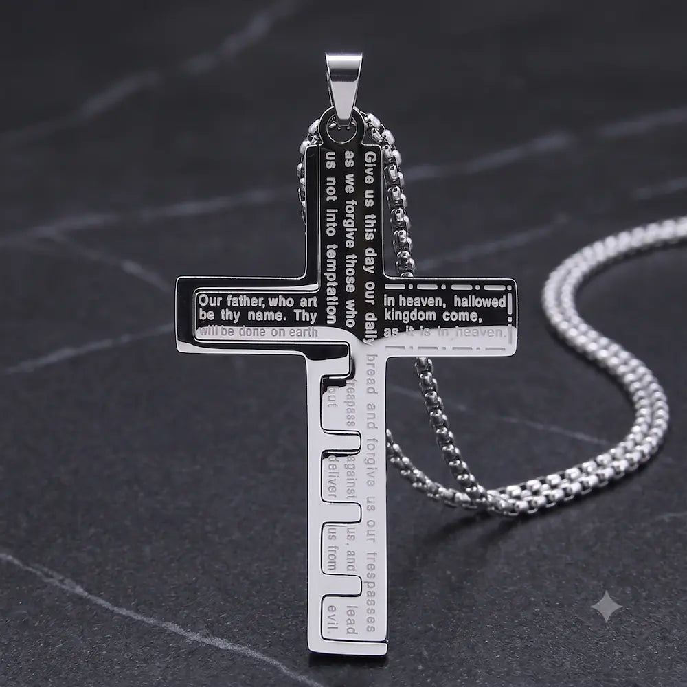 Cruz del Padre Nuestro Élite Luxe en acero inoxidable color plata, con diseño grabado y acabado minimalista premium para hombre. 